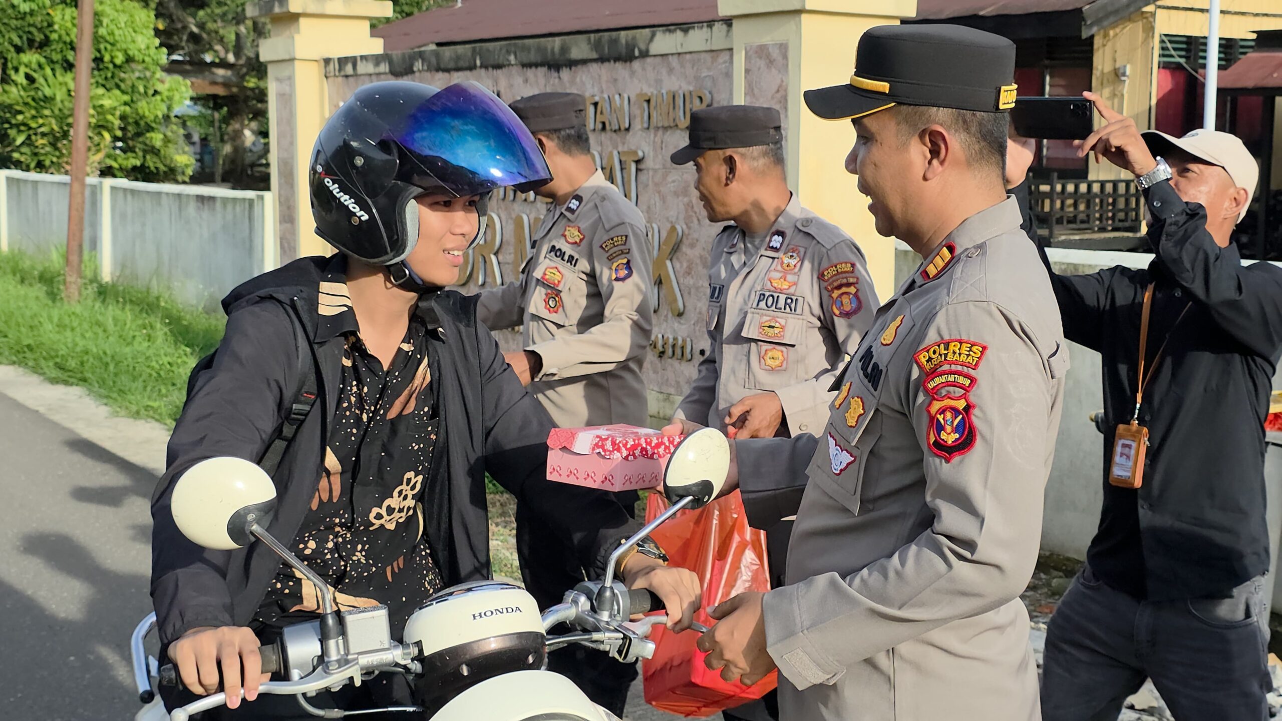 Polsek Melak Berbagi Takjil kepada Masyarakat dalam Ramadhan