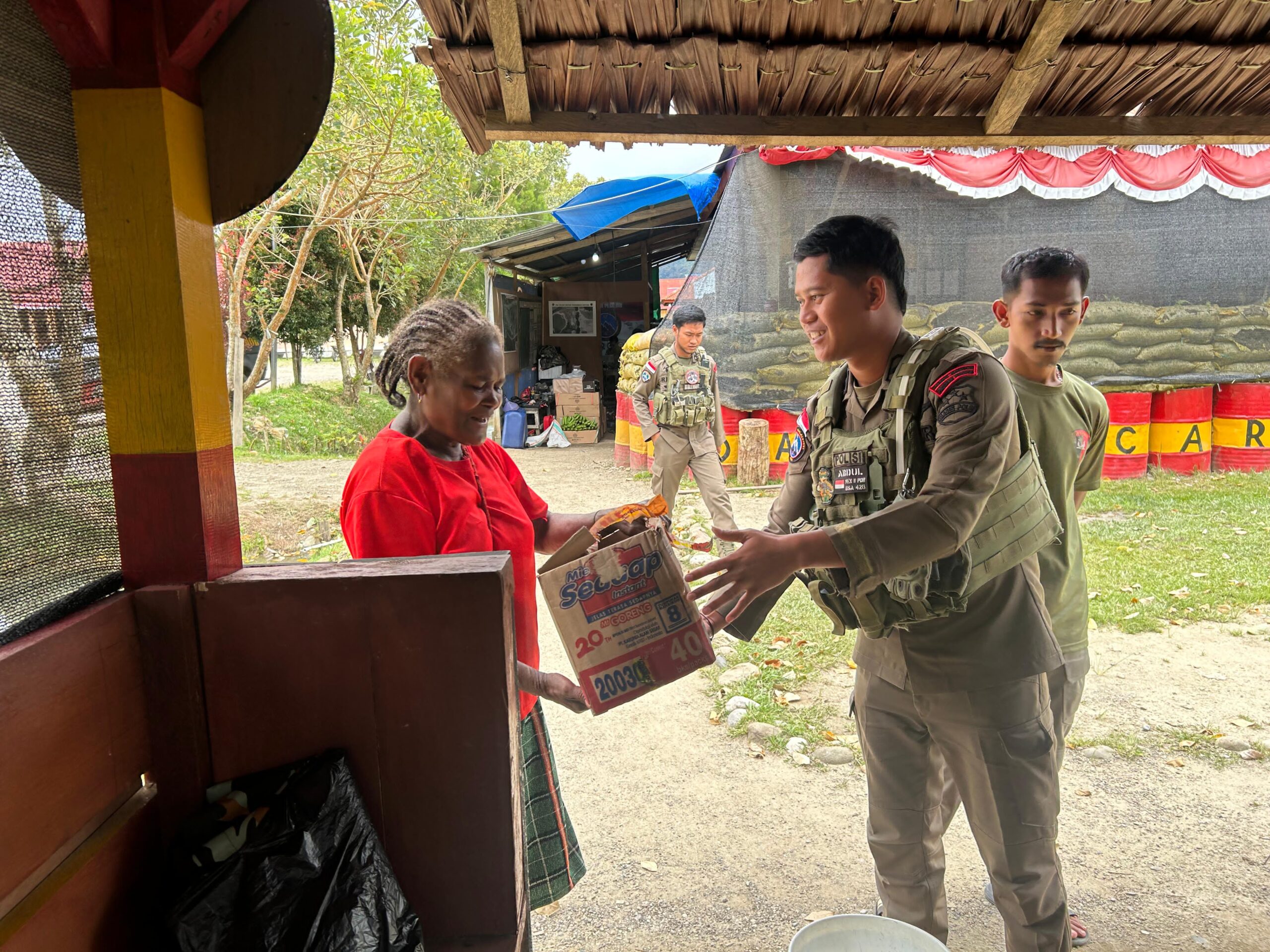 Hangatnya Kebersamaan: Mama-Mama Pegunungan Bintang dan Personel Satgas Ops Damai Cartenz 2025 Saling Berbagi