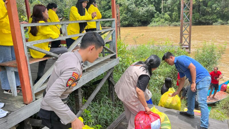 Polres Kutai Barat dan Mahasiswa  Sinergi Dengan Berbagi Bantuan Sosial Kepada Masyarakat