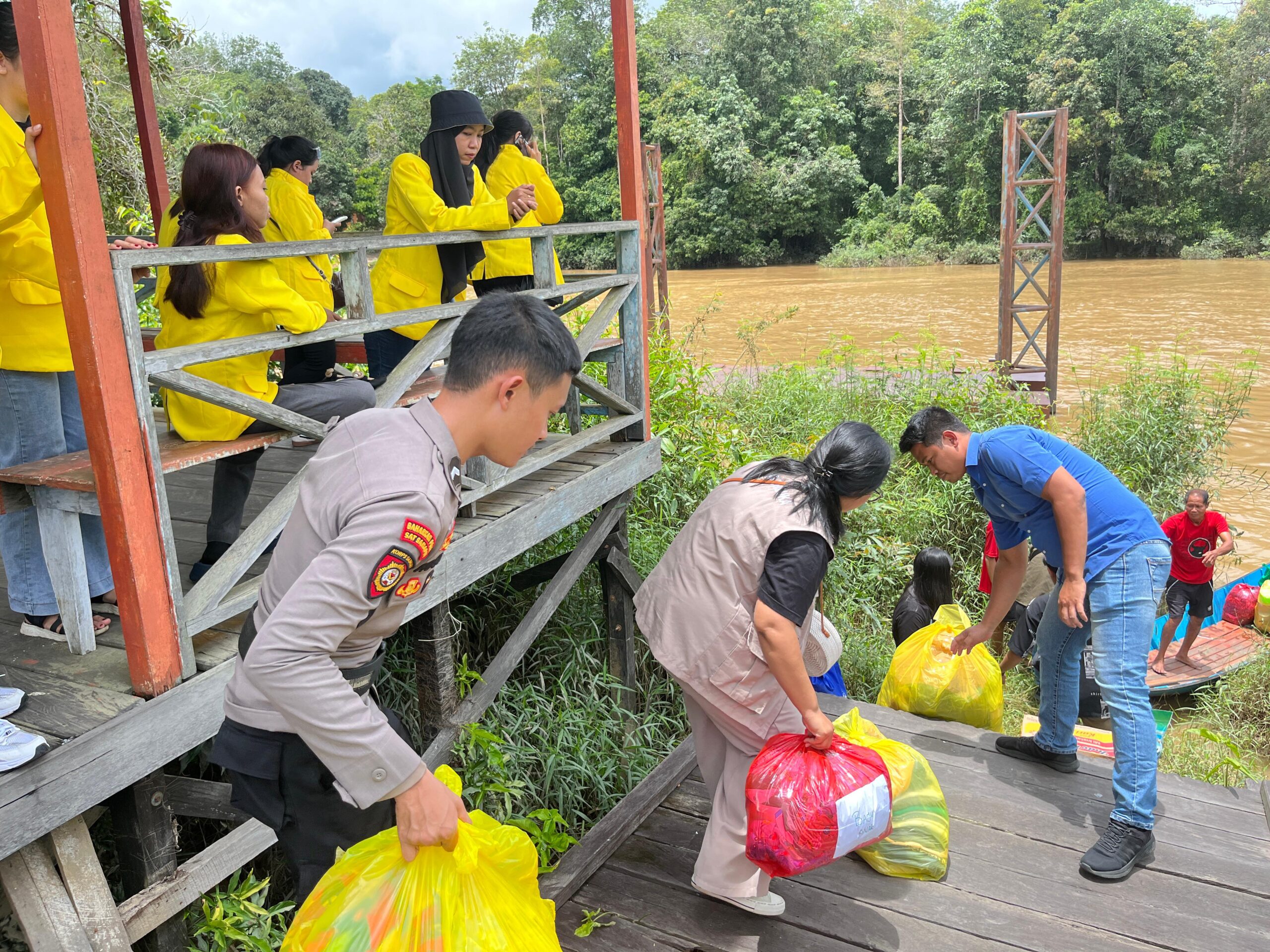 Polres Kutai Barat dan Mahasiswa Sinergi Dengan Berbagi Bantuan Sosial Kepada Masyarakat
