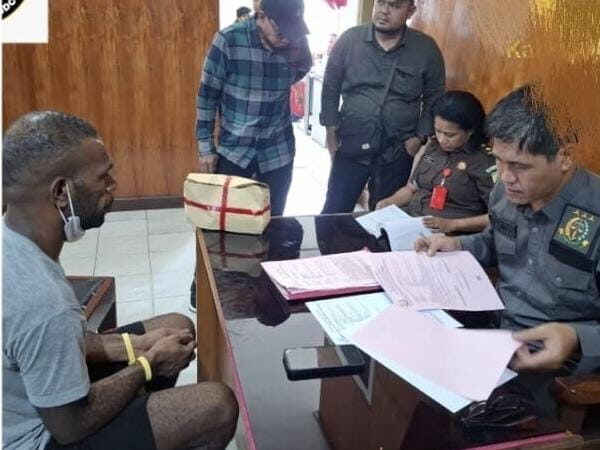 *Tersangka KKB Kamenak Gire Resmi Diserahkan ke Kejaksaan Negeri Nabire*