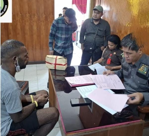*Tersangka KKB Kamenak Gire Resmi Diserahkan ke Kejaksaan Negeri Nabire*