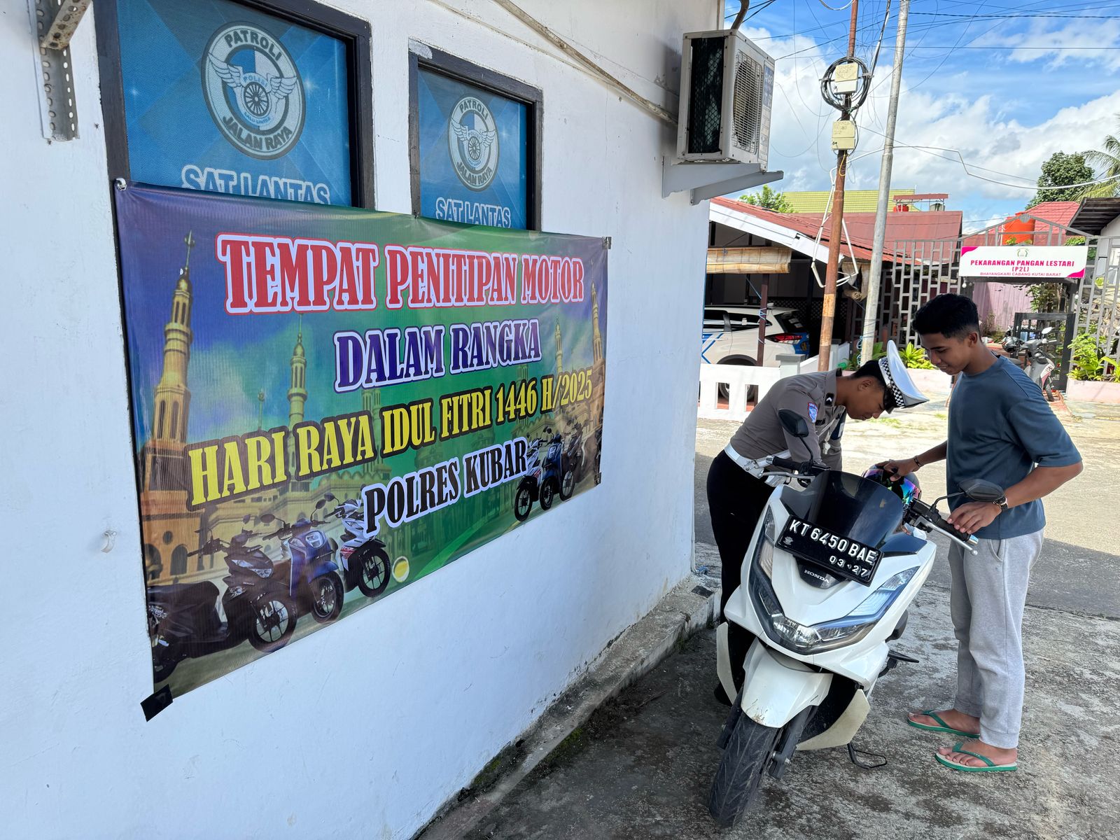 Polres Kutai Barat Buka Posko Penitipan Kendaraan Motor untuk Mudik Lebaran 1446 H / 2025