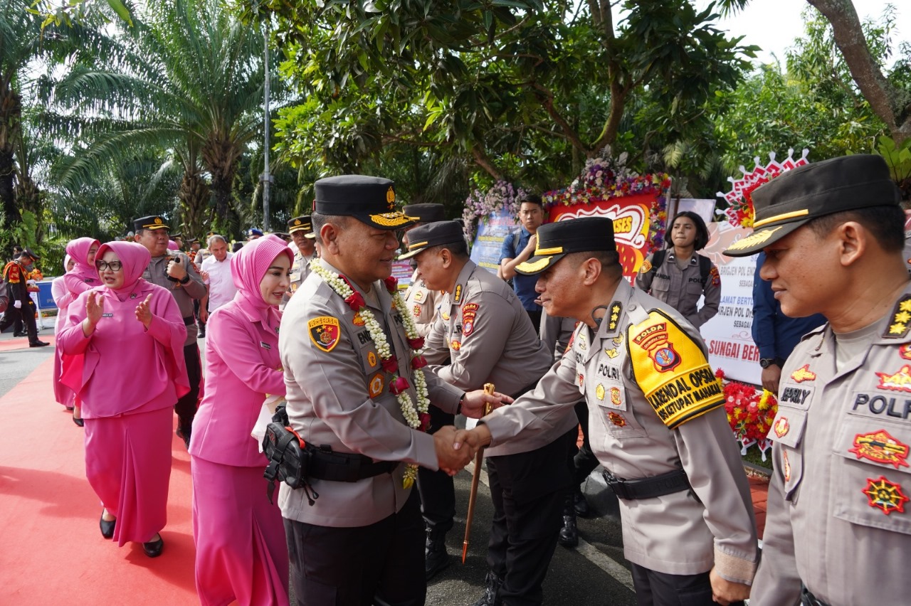Polda Kaltim Gelar Upacara Penyambutan dan Farewell Parade Kapolda Baru