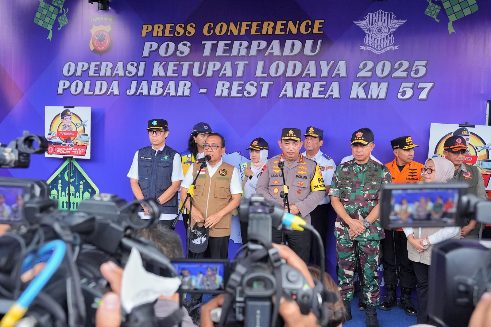 *Tinjau Rest Area KM 57, Kapolri Pastikan Kelancaran dan Pelayanan Masyarakat saat Arus Mudik*