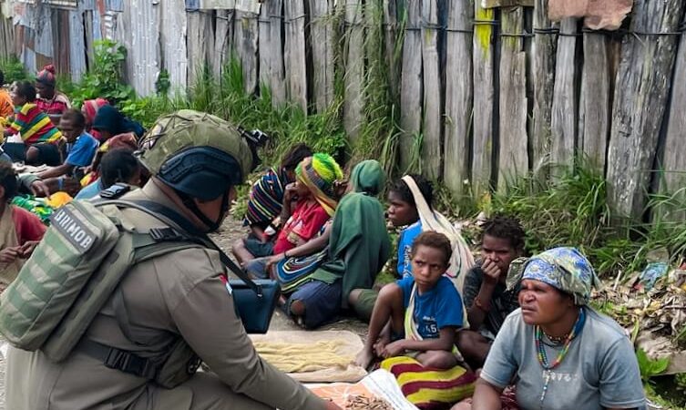 Satgas Ops Damai Cartenz-2025 Perkuat Hubungan Dengan Masyarakat, Sapa Mama-Mama Penjual Lokal di Intan Jaya*