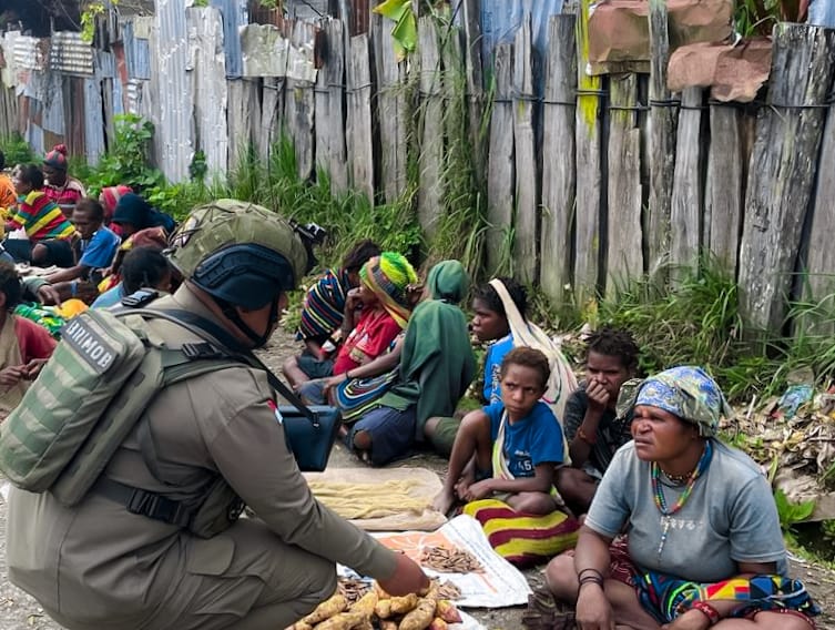 Satgas Ops Damai Cartenz-2025 Perkuat Hubungan Dengan Masyarakat, Sapa Mama-Mama Penjual Lokal di Intan Jaya*