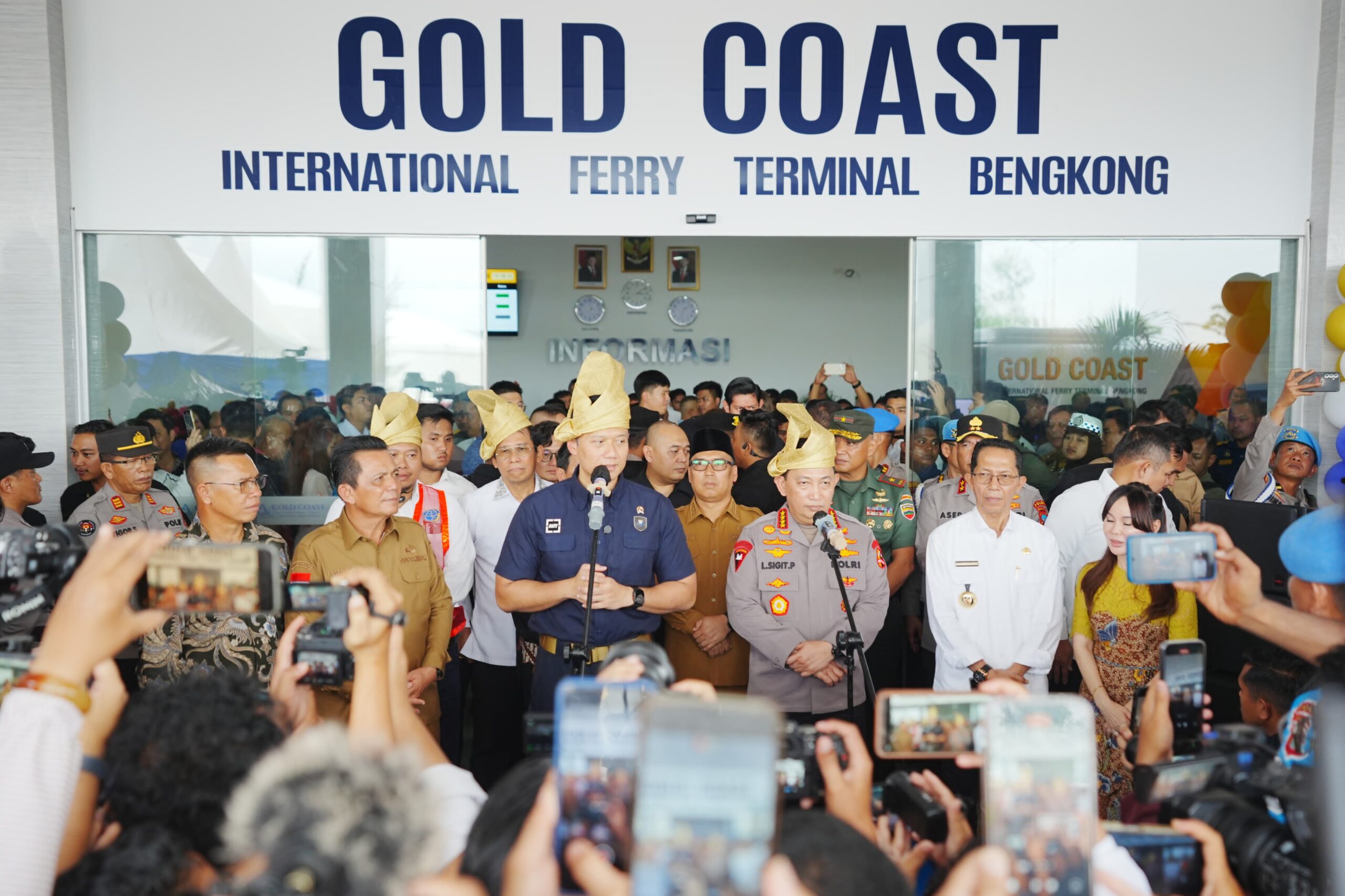 Hadiri Peresmian Pelabuhan Gold Coast Bengkong, Kapolri Tekankan Pentingnya Kolaborasi Lembaga Cegah TPPO-PMI Ilegal Kapolri Jenderal Listyo Sigit Prabowo menyebut kolaborasi dan sinergitas antar kementerian lembaga sangat penting untuk mencegah kasus Tindak Pidana Perdagangan Orang (TPPO) dan PMI Ilegal. Hal itu disampaikan Kapolri saat hadir dalam peresmian Gold Coast International Ferry Terminal Bengkong, Batam, Kepri, Senin (14/4). Dalam sambutannya, Kapolri mengapresiasi hadirnya pelabuhan baru itu lantaran diharapkan dapat mendukung pertumbuhan ekonomi di wilayah Batam untuk mewujudkan Indonesia Emas 2045. “Saya kira ini menjadi bagian ataupun bentuk optimisme dari rekan-rekan yang memiliki semangat investasi di wilayah Batam. Tentunya ini menjadi hal yang harus kita dukung dalam mewujudkan Indonesia Maju menuju Indonesia Emas 2045,” jelasnya. Meski begitu, Kapolri berpesan dengan adanya pelabuhan baru ini seluruh pihak juga dapat memberikan perhatian khusus terhadap ancaman penyelundupan tenaga kerja ilegal yang dapat terjadi. Sigit mengatakan saat ini aksi-aksi penyelundupan tenaga kerja ilegal tidak hanya dilakukan melalui pelabuhan tikus semata. Oleh karenanya ia meminta agar seluruh petugas baik dari kepolisian hingga stakeholder terkait untuk betul-betul mengawasi titik-titik keluar masuk Indonesia. “Mereka tidak hanya masuk melalui pelabuhan tikus tapi juga masuk melalui pelabuhan resmi, baik yang domestik maupun mungkin internasional,” jelasnya. “Jadi saya titip, tolong diawasi betul-betul. Seluruh petugas yang ada, baik dari bea cukai, dari imigrasi, dari kepolisian, dan stakeholder yang ada untuk betul-betul memantau dan mengawasi,” imbuhnya. Sigit kemudian mendorong agar Pemerintah Daerah juga menyiapkan balai-balai pelatihan tenaga kerja sehingga tidak ada lagi masyarakat yang tergiur menjadi PMI Ilegal. Ia menjelaskan dengan banyaknya balai-balai pelatihan diharapkan tidak ada lagi WNI yang harus dideportasi karena menjadi PMI Ilegal ataupun karena tidak memiliki kemampuan kerja yang memadai. “Harapan kita pada saat tenaga kerja kita berangkat semuanya sudah dilengkapi dengan pendidikan vokasi yang cukup sesuai dengan kebutuhannya dan tidak dikembalikan bahkan menjadi korban karena memang berangkatnya secara ilegal,” jelasnya. Tidak ketinggalan, Kapolri juga mewanti-wanti potensi penyelundupan narkoba yang bisa terjadi melalui jalur laut khususnya pelabuhan. Karenanya ia meminta agar seluruh petugas dilapangan agar dapat waspada dan terus melakukan patroli. Ia mengingatkan jangan sampai pembangunan pelabuhan yang diharapkan dapat meningkatkan iklim ekonomi, investasi, hingga pariwisata justru disalahgunakan oleh oknum-oknum tertentu. “Di satu sisi ini menjadi ruang untuk kita bisa meningkatkan investasi, meningkatkan pariwisata. Namun jangan sampai ini disalahgunakan oleh oknum, kelompok tertentu yang kemudian bisa merugikan bangsa kita, khususnya masyarakat wilayah Batam,” jelasnya. “Kami Polri tentunya siap untuk mengawal, menjaga, mengamankan seluruh rencana-rencana dan program investasi yang dilaksanakan di wilayah Batam,” imbuhnya.