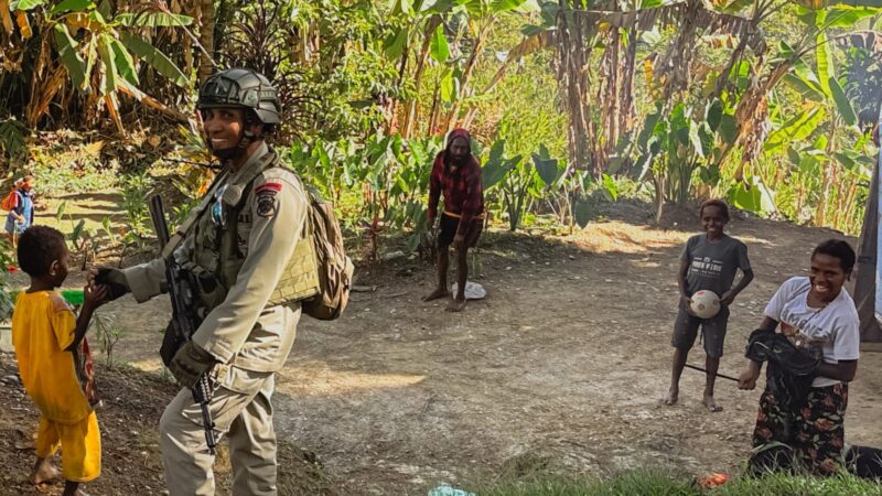 Satgas Damai Cartenz 2025 Sapa Mama Papua dan Anak-anak di Intan Jaya dalam Patroli Dialogis