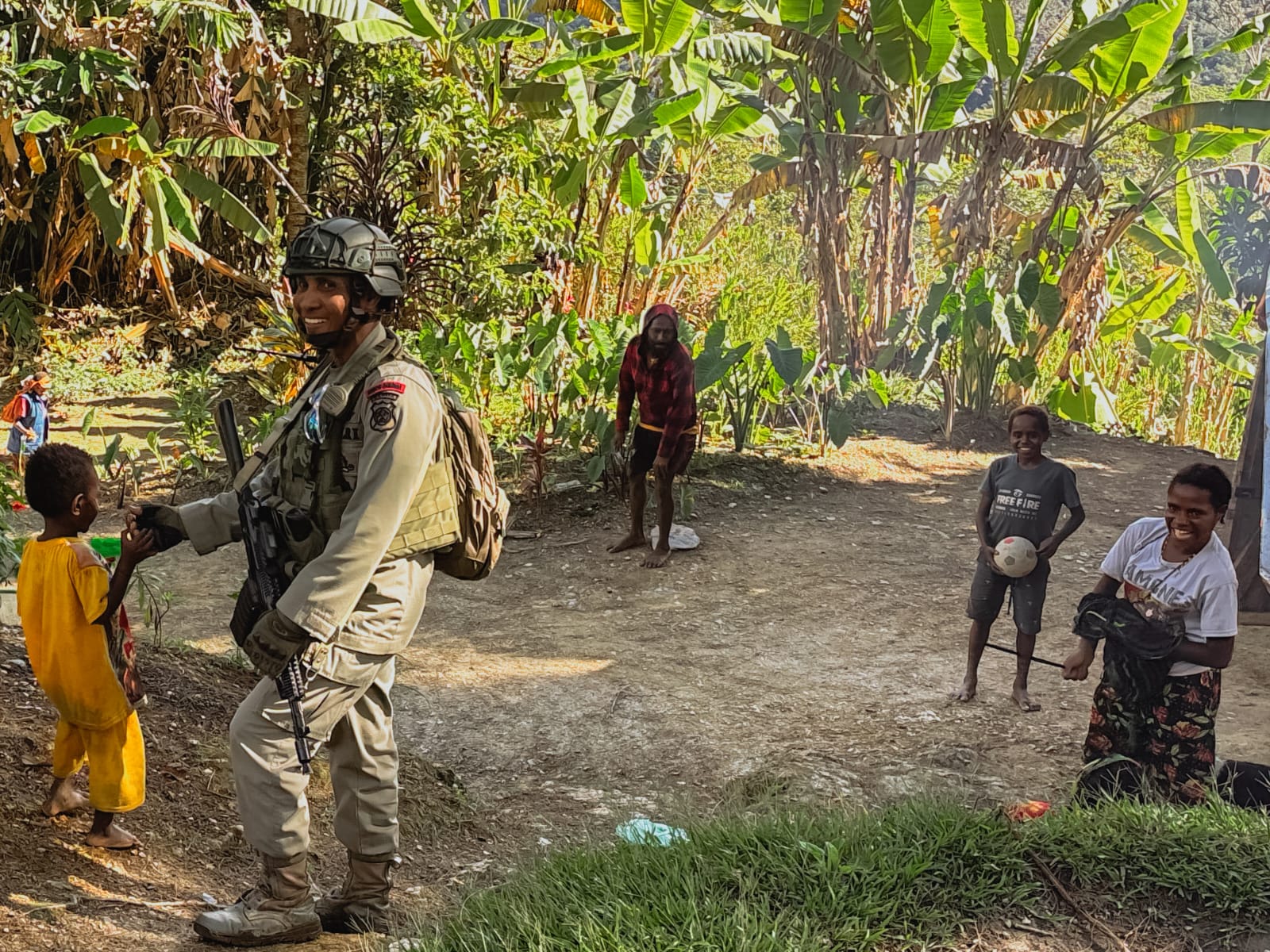 Satgas Damai Cartenz 2025 Sapa Mama Papua dan Anak-anak di Intan Jaya dalam Patroli Dialogis