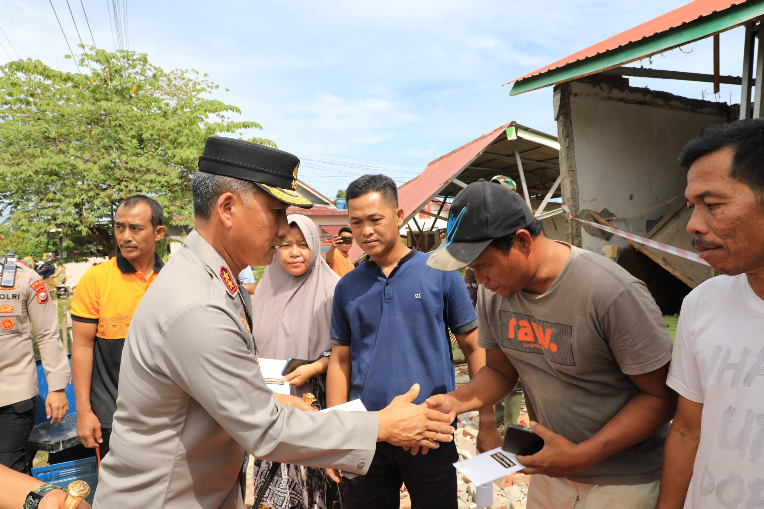 Kapolda Bengkulu Tinjau Langsung Penanganan Dampak Gempa Bumi 6,3 SR di Bengkulu