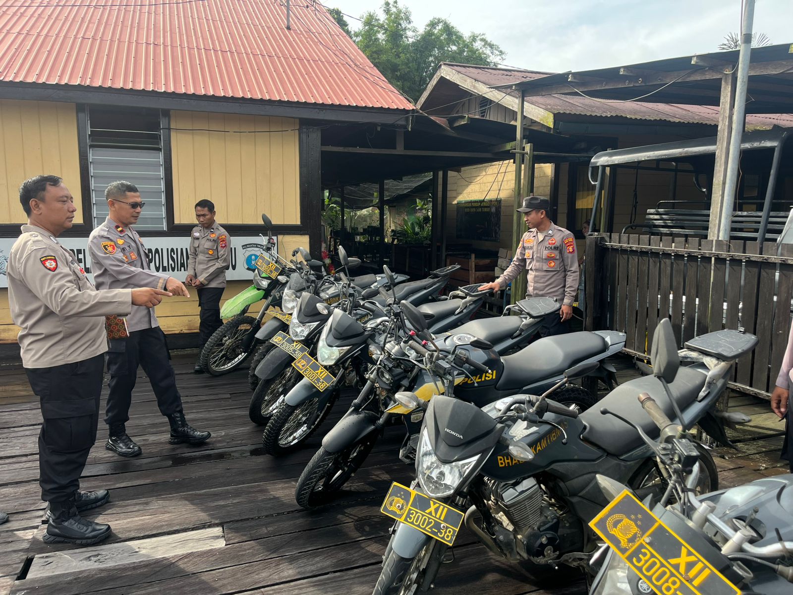 Kapolsek Muara Pahu Lakukan Pengecekan Kendaraan Dinas dan Senpi